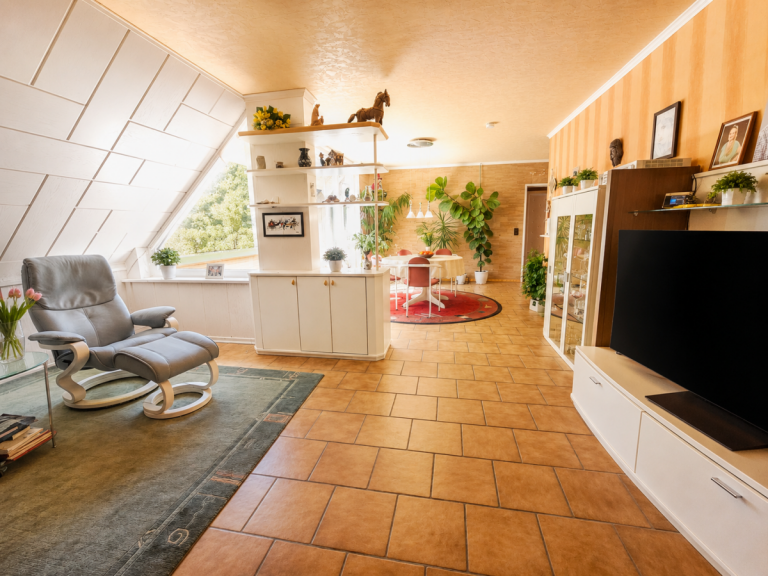 Wohnzimmer und Eingangsbereich Elmshorn Dachgeschosswohnung Wundersch�ne gepflegte Dachgeschosswohnung und Stellplatz!