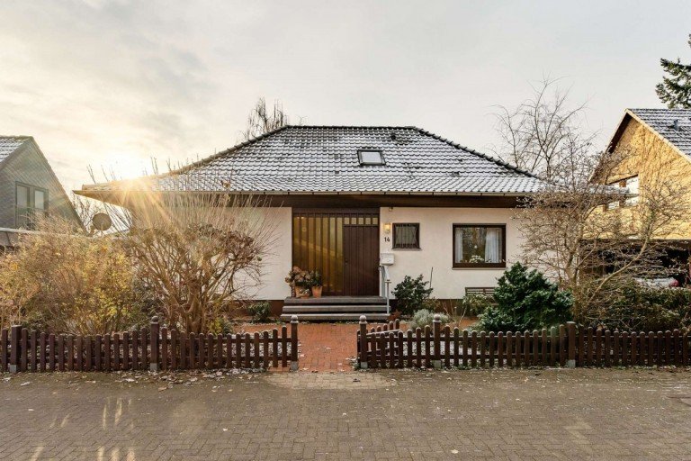Hausansicht vorne Hamburg Einfamilienhaus Wundersch�nes Einfamilienhaus in ruhiger und sch�ner Lage Hamburgs!