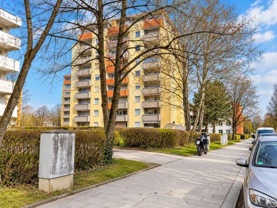 Wast-Witt-Stra�e - Blick in die Stra�e 2 Parken M�nchen